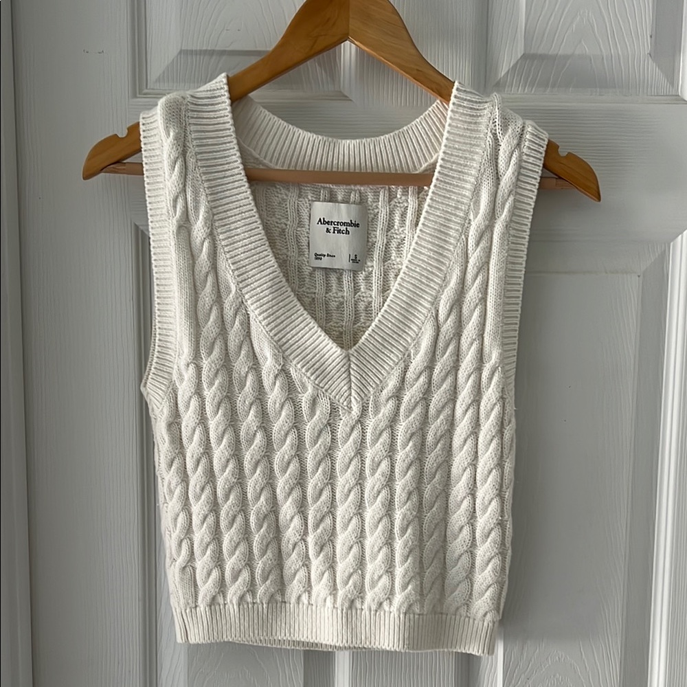 Abercrombie & Fitch Cream V-Neck Sweater Vest Size Small